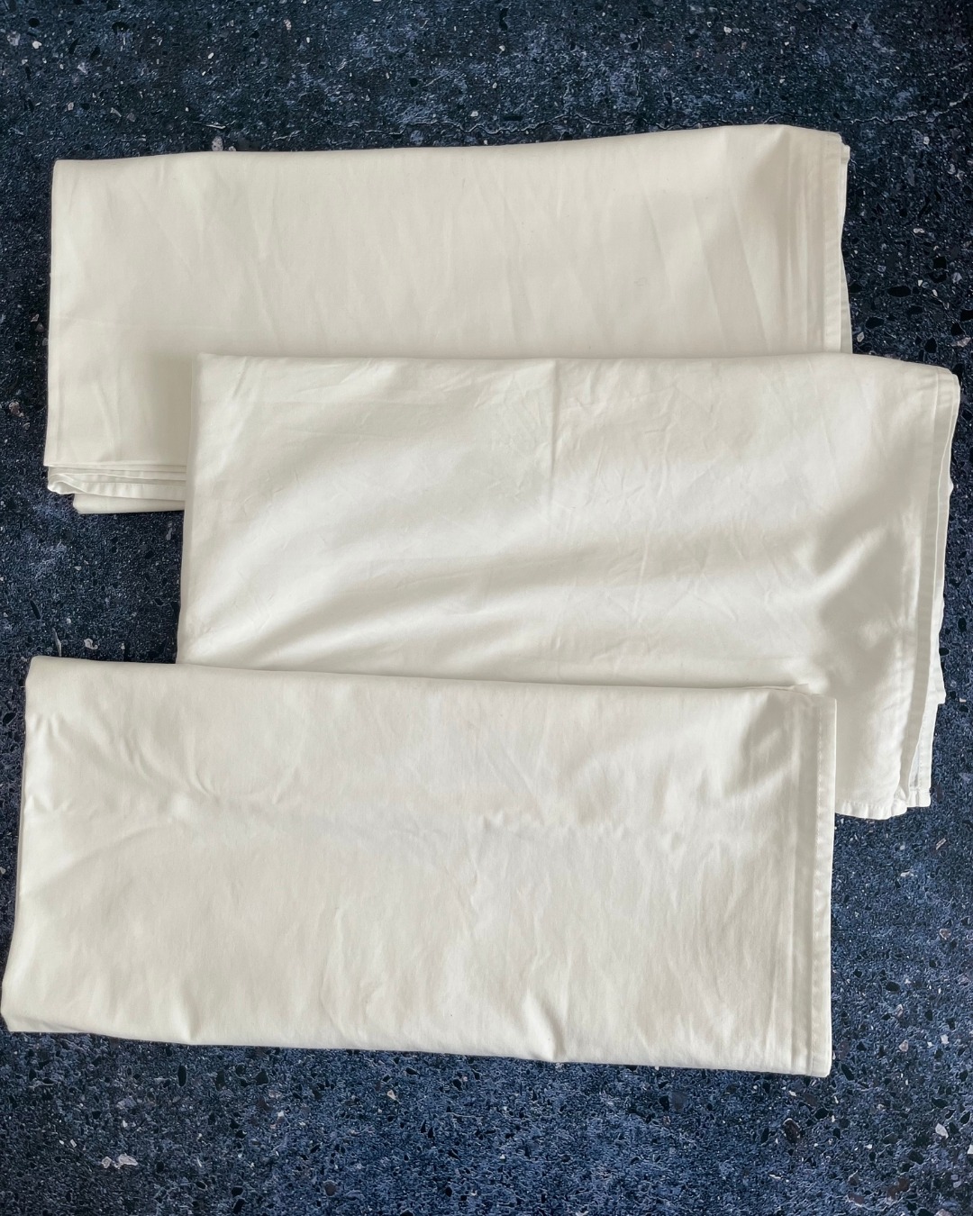 Set of 3 white sheets for baby bed