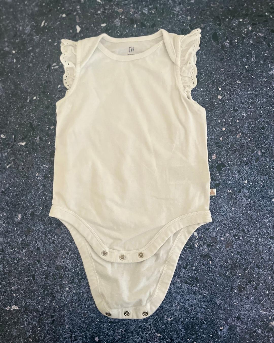 Gap white vest 18/24M