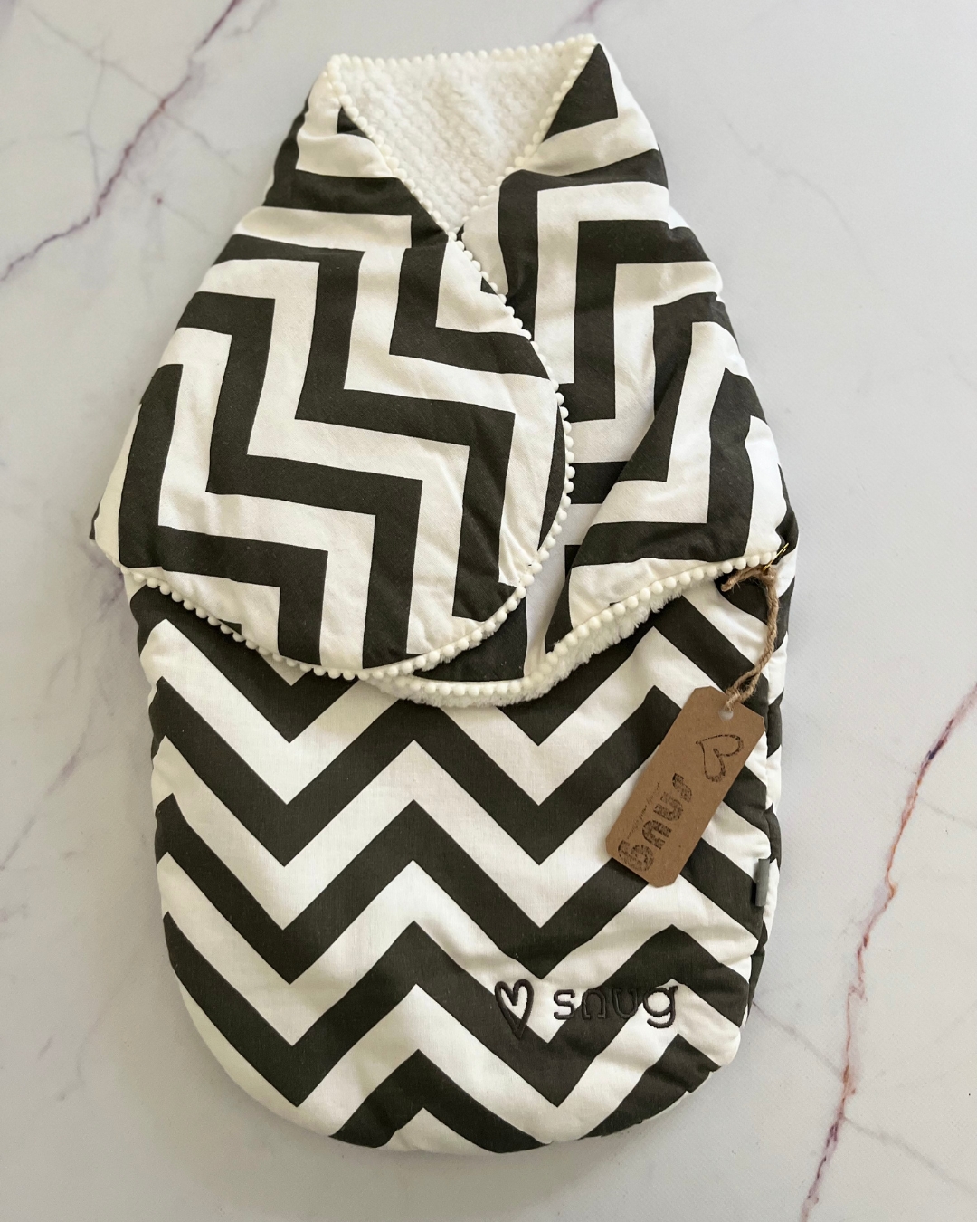 *NEW* Snug white and black wave velcro swaddle blanket