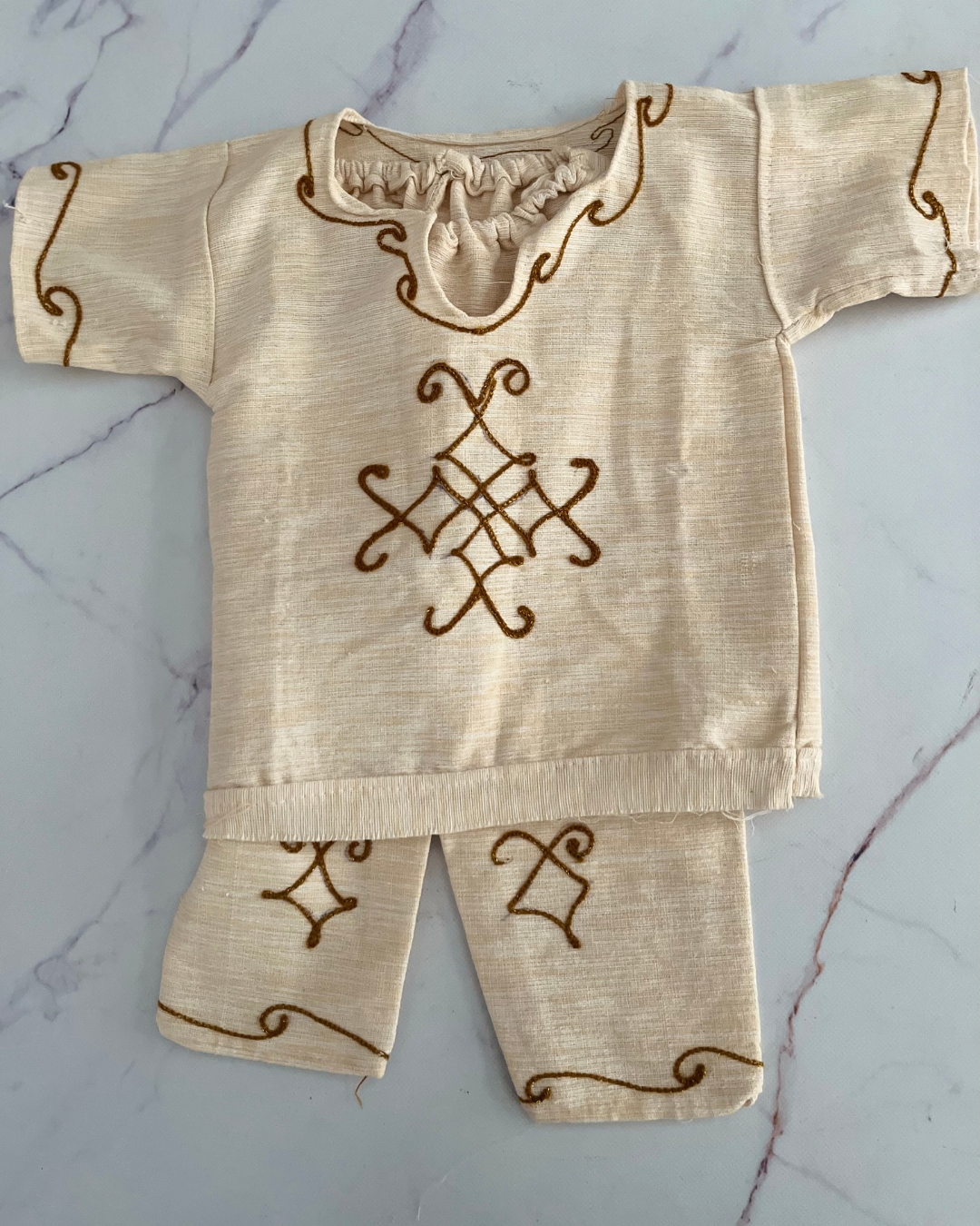 Beige and gold outfit 3Y