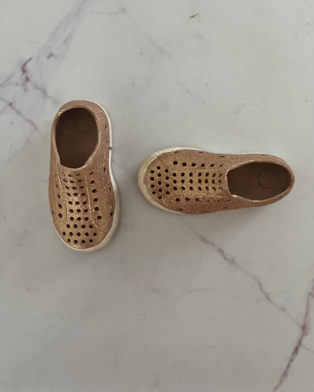 Shooshoos gold glitter shoes Size 6