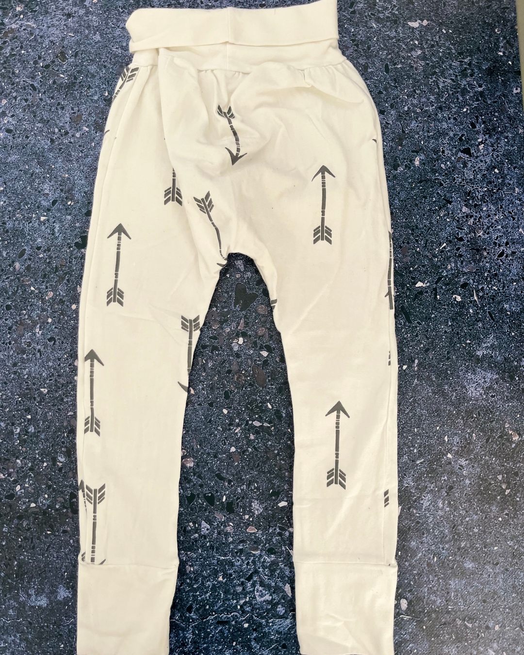 Tiny Tribe white arrow pants 4/5Y