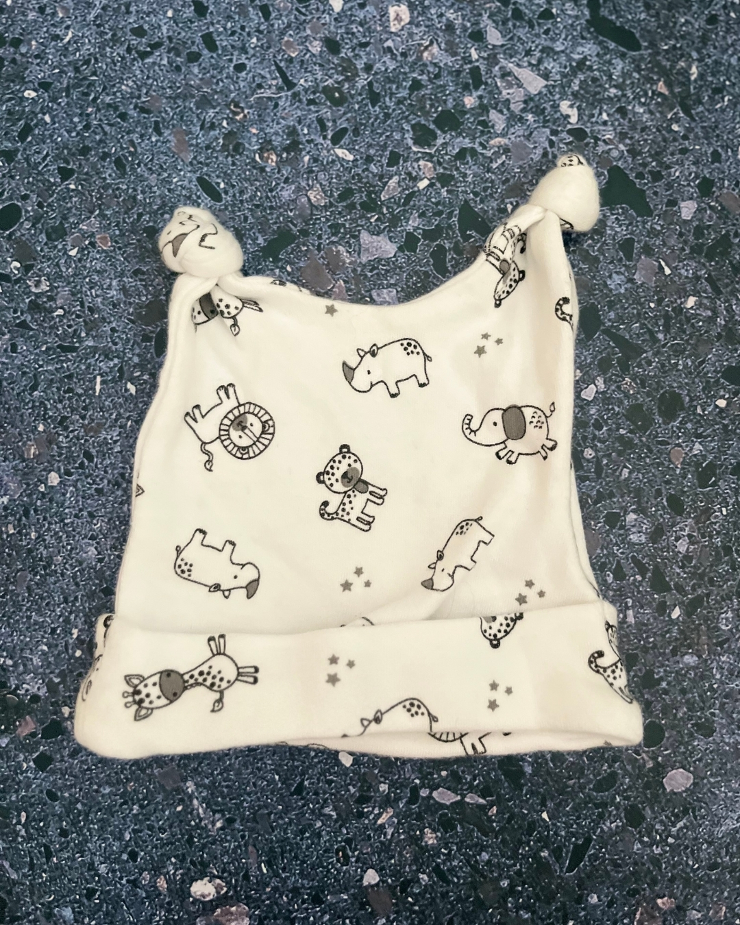 Little Acorn white elephant and rhino beanie 0/3M