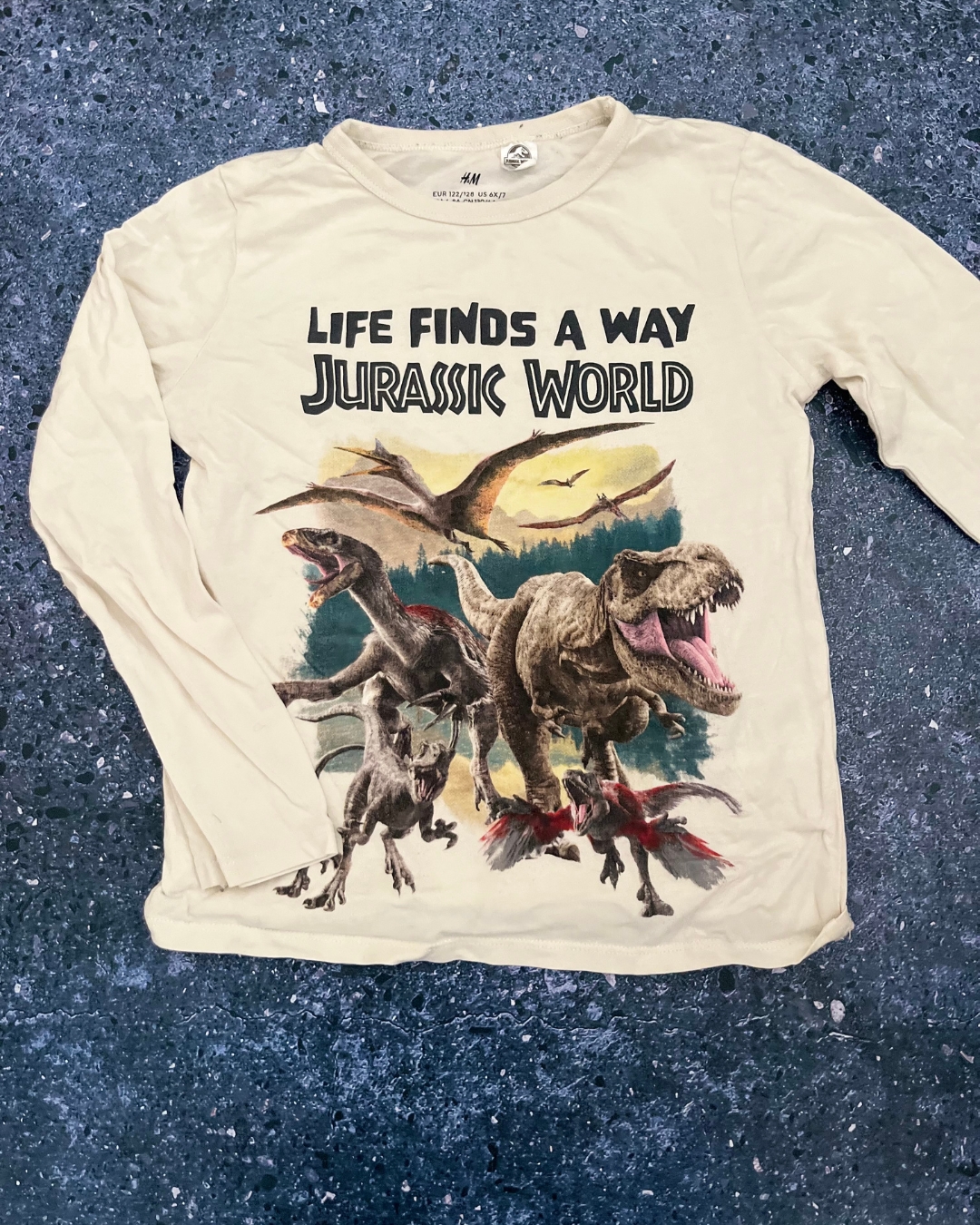 H&M beige Jurassic World long sleeve T shirt 6/8Y