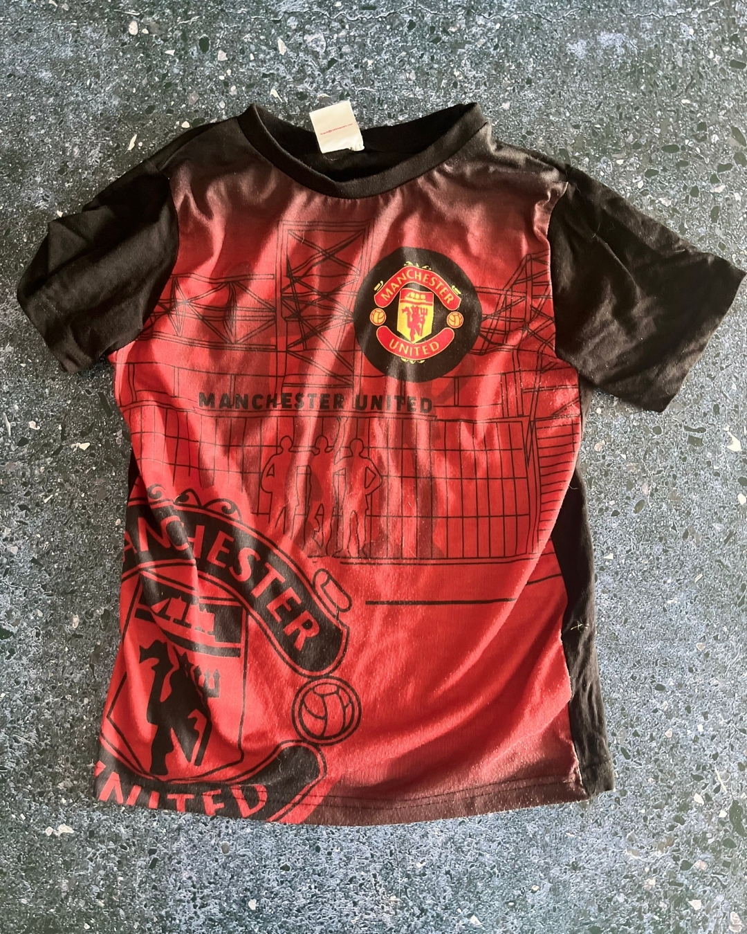 Man United red and black T shirt 8/9Y