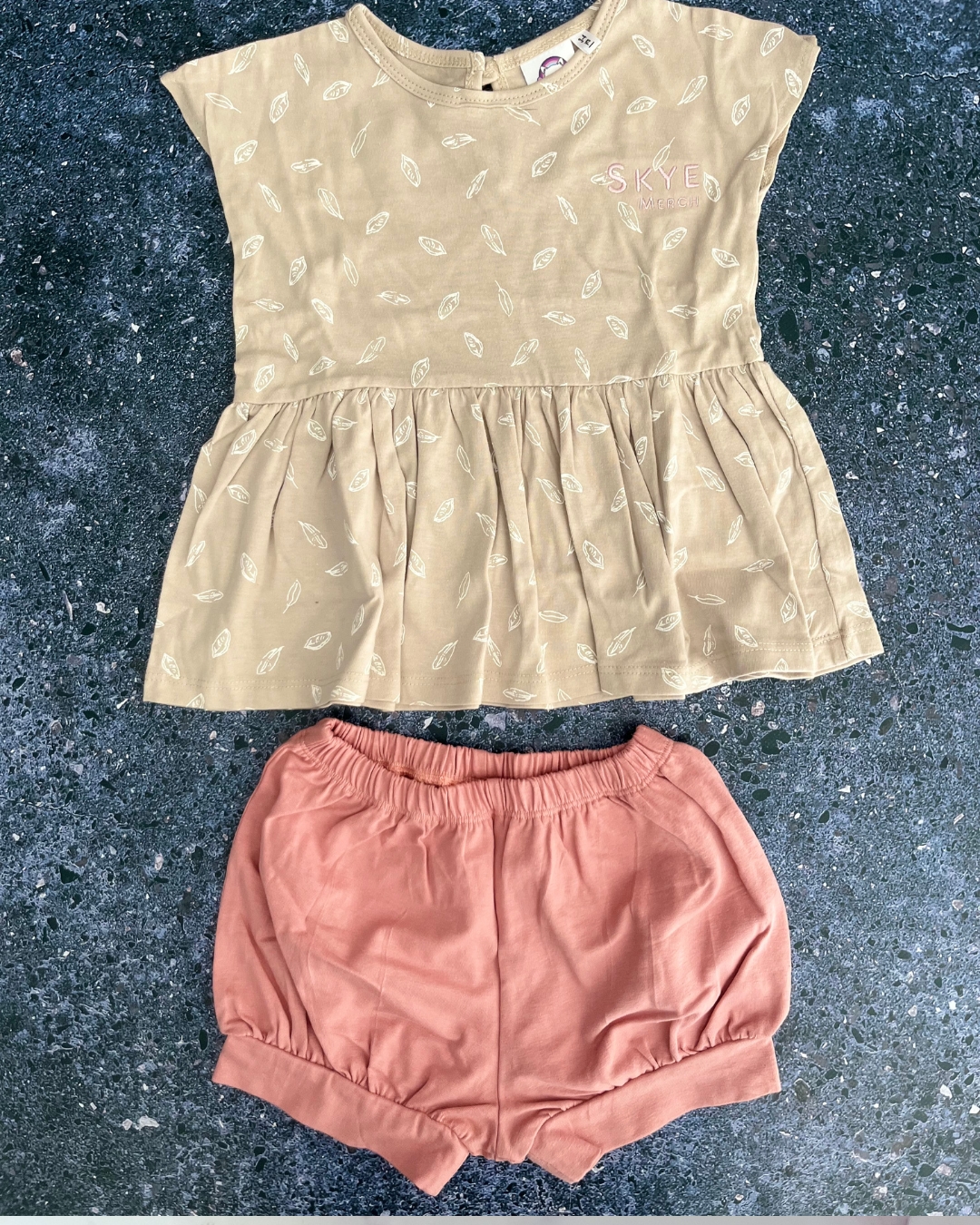 *NEW* Skye beige leaves top and pink shorts 5/6Y