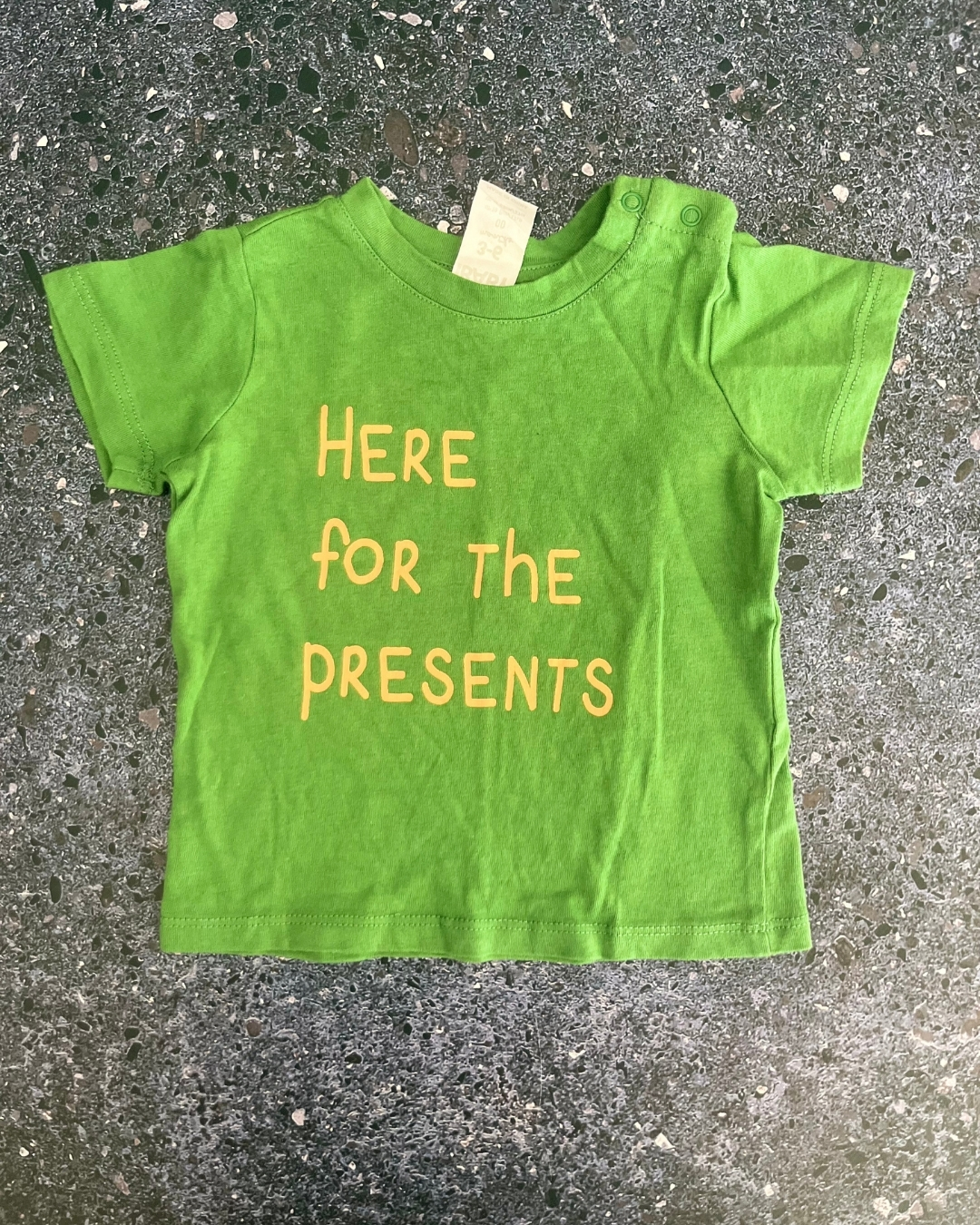 Cotton On green Here Comes the Presents T-shirt 3/6M