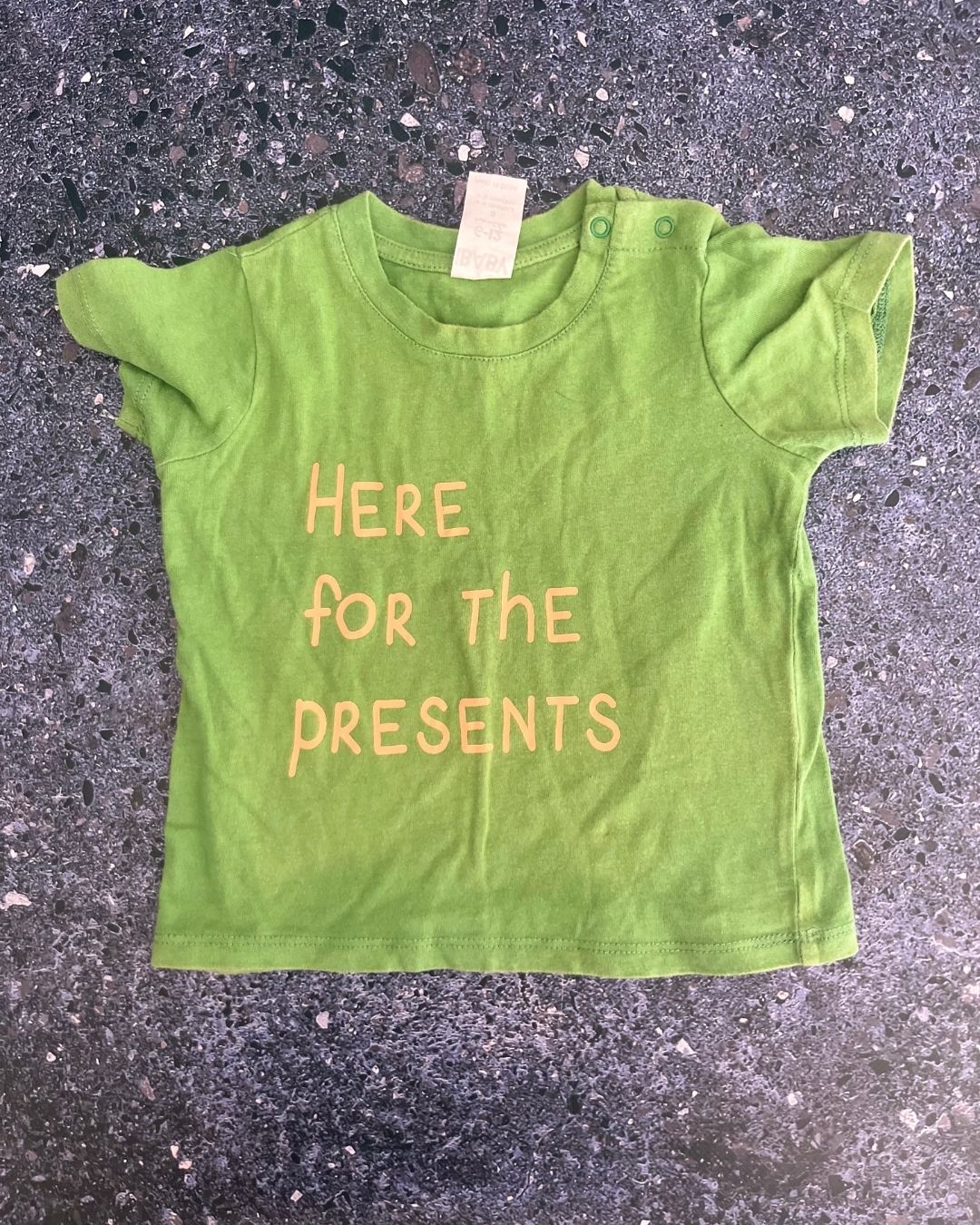 Cotton On green Here Comes the Presents T-shirt 6/12M