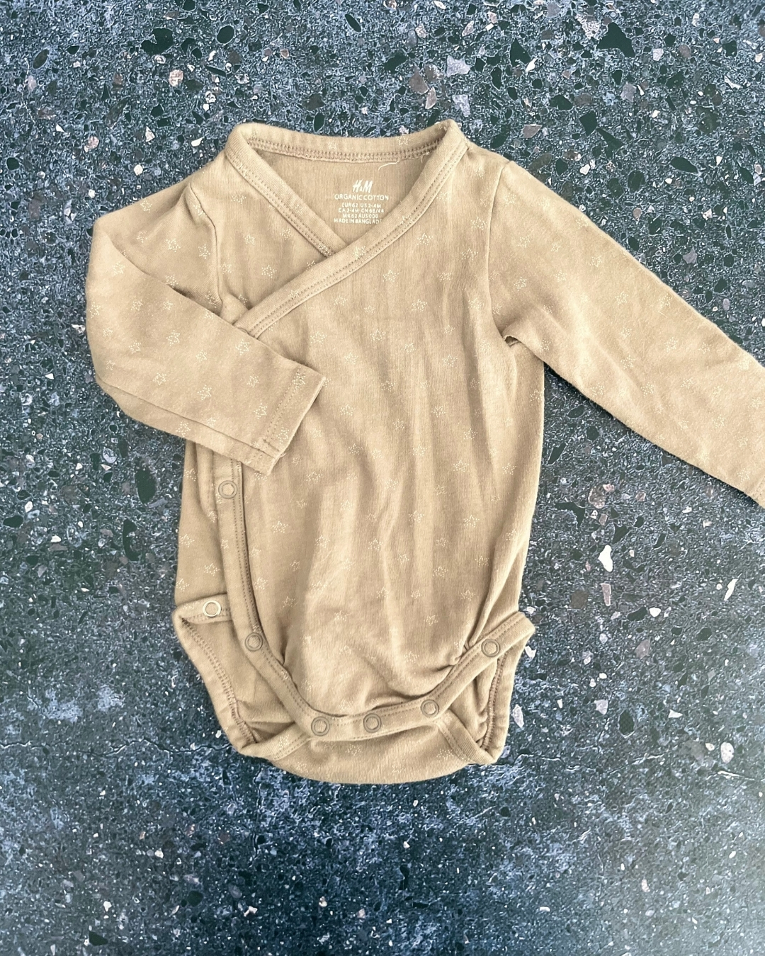 H&M brown star baby grow 2/4M