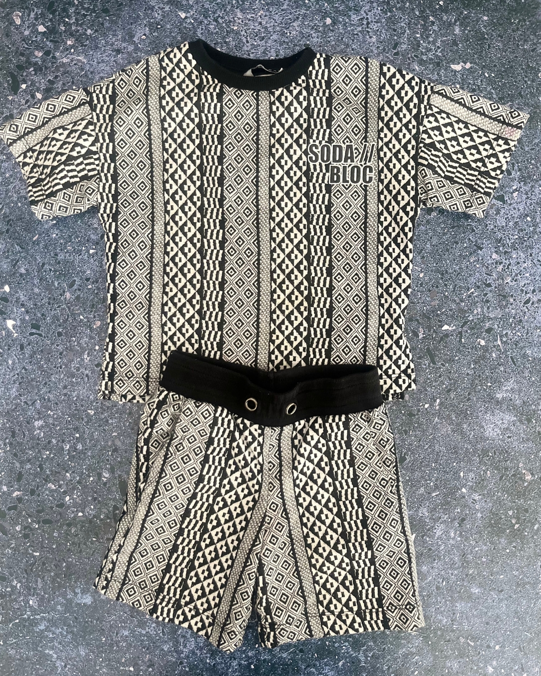 Bloc black and white patterned top and shorts 2/3Y