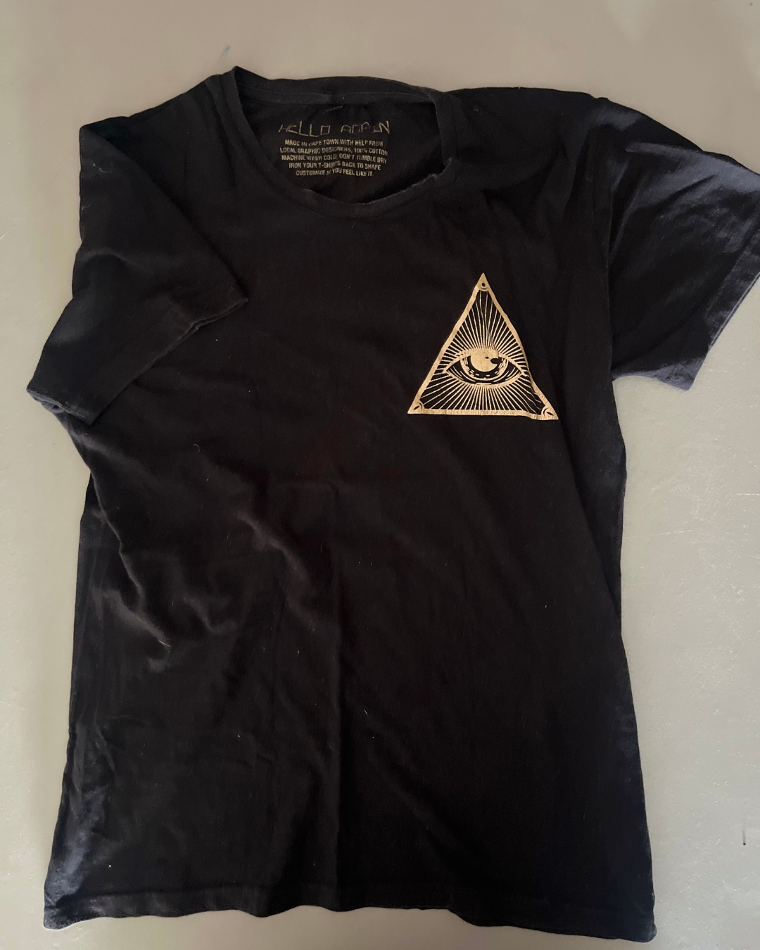 Hello Again black pyramid T-shirt Small (13/15Y)§