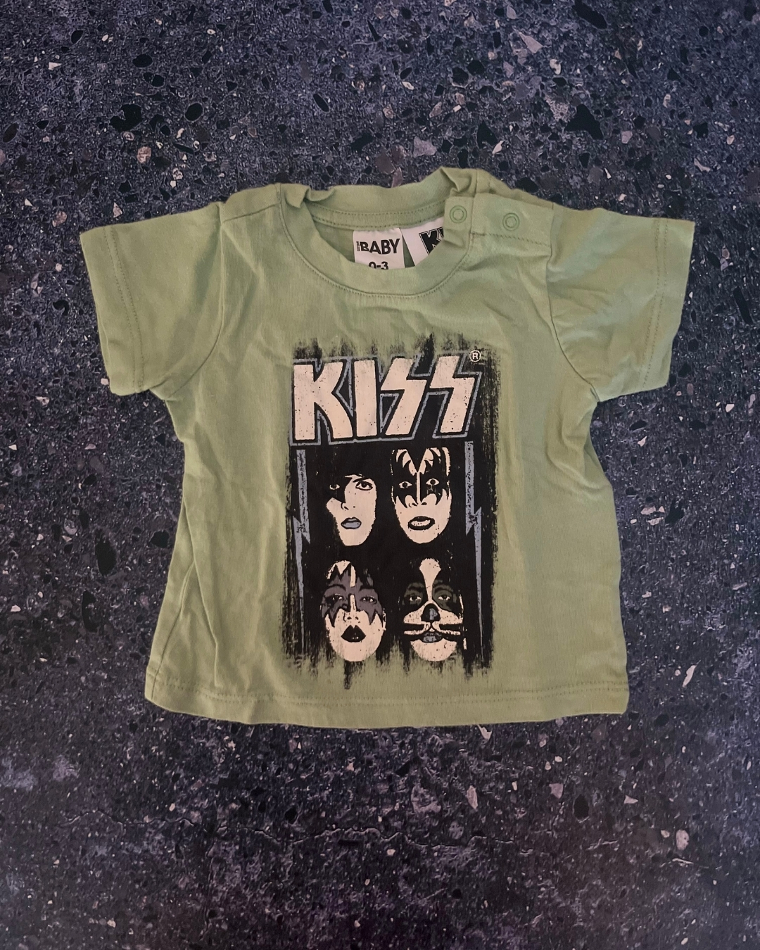 Cotton On green KISS T-shirt 0/3M