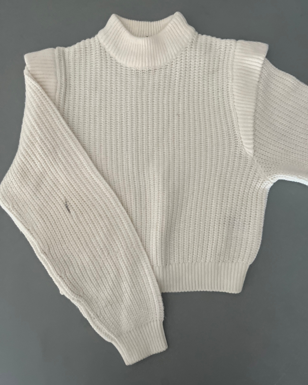 Divided white knitted sweater Small
