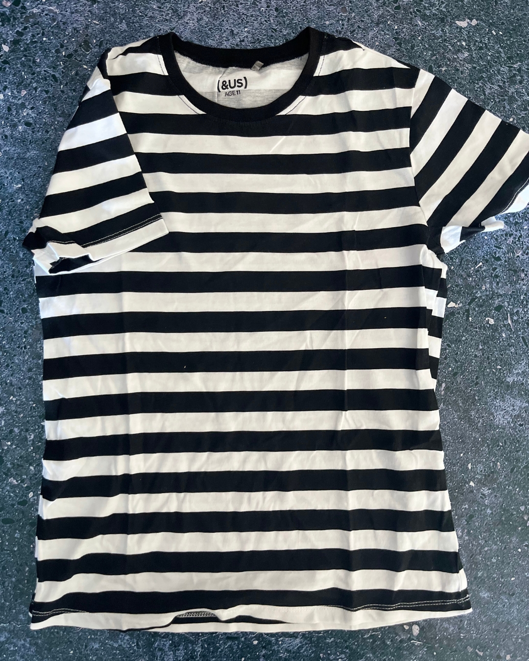 &US black and white striped T-shirt 11Y