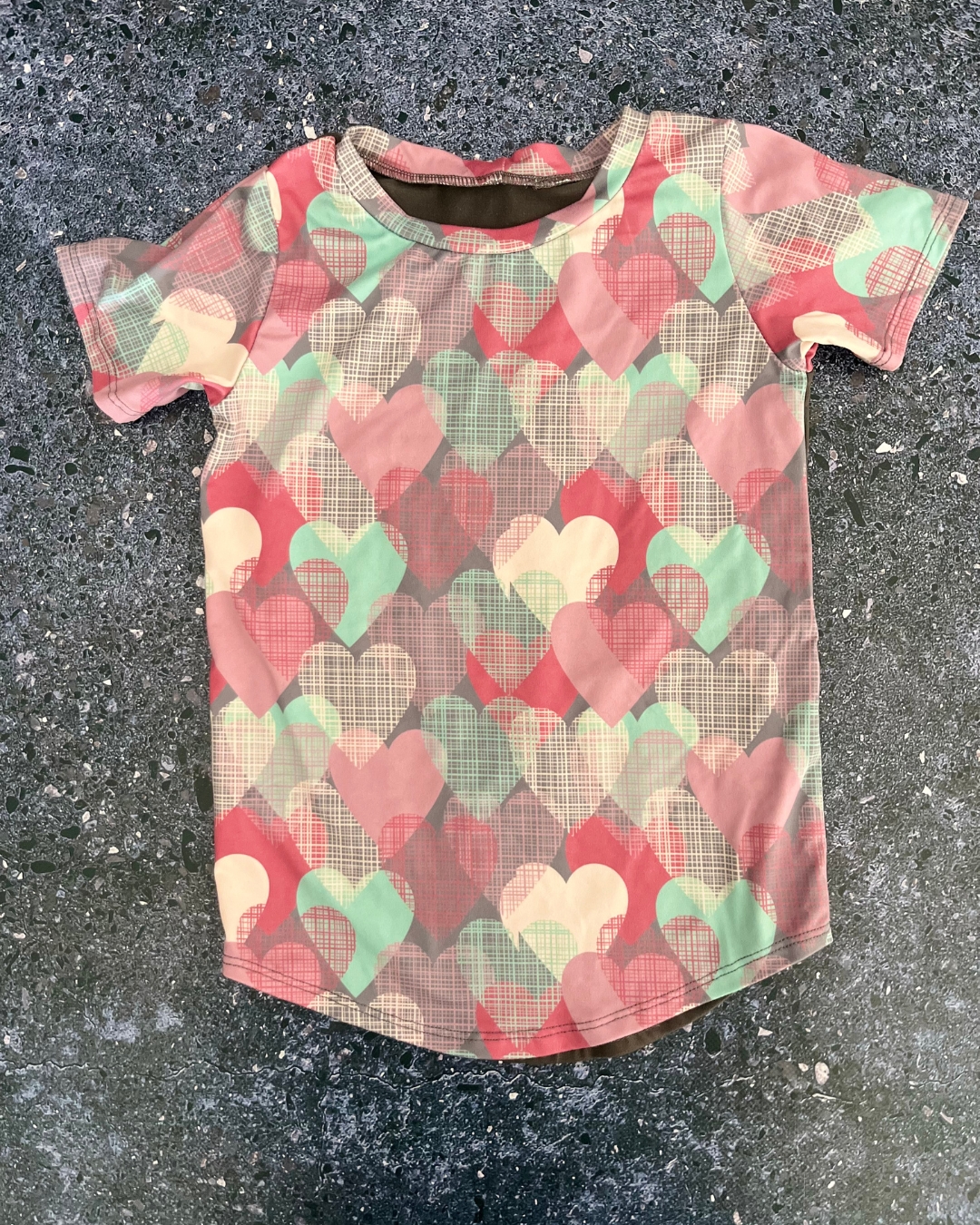Grey hearts T-shirt 5/6Y