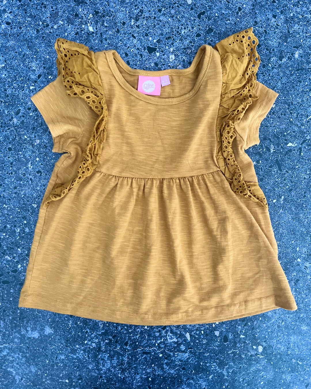 Qtee mustard top 4/5Y