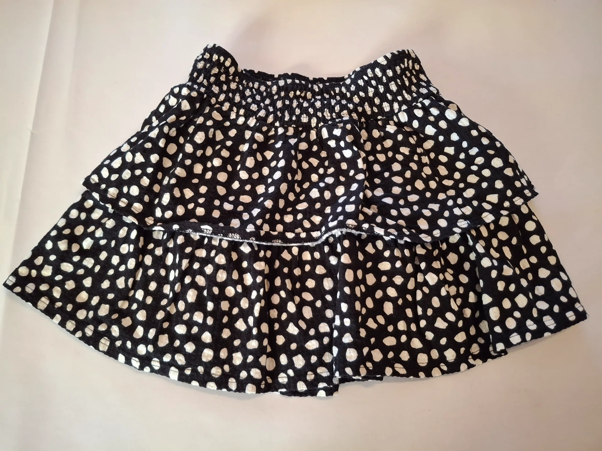 Black tiered skirt with white spots 10Y